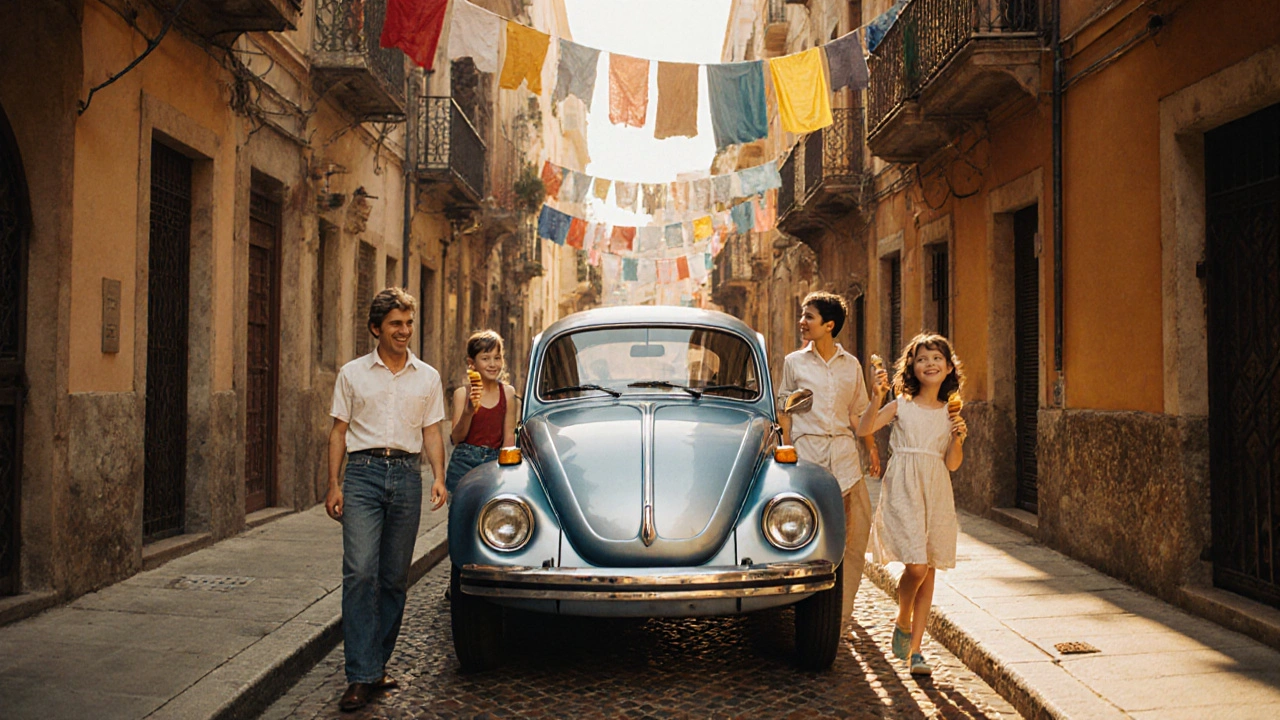 Una familia española junto a su Volkswagen Beetle en una calle de Valencia, años 70.