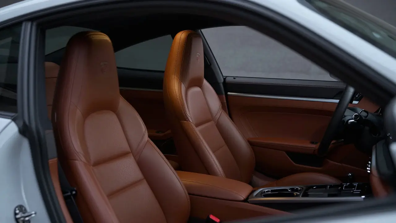 Interior del Porsche 911 mostrando asientos traseros reducidos.