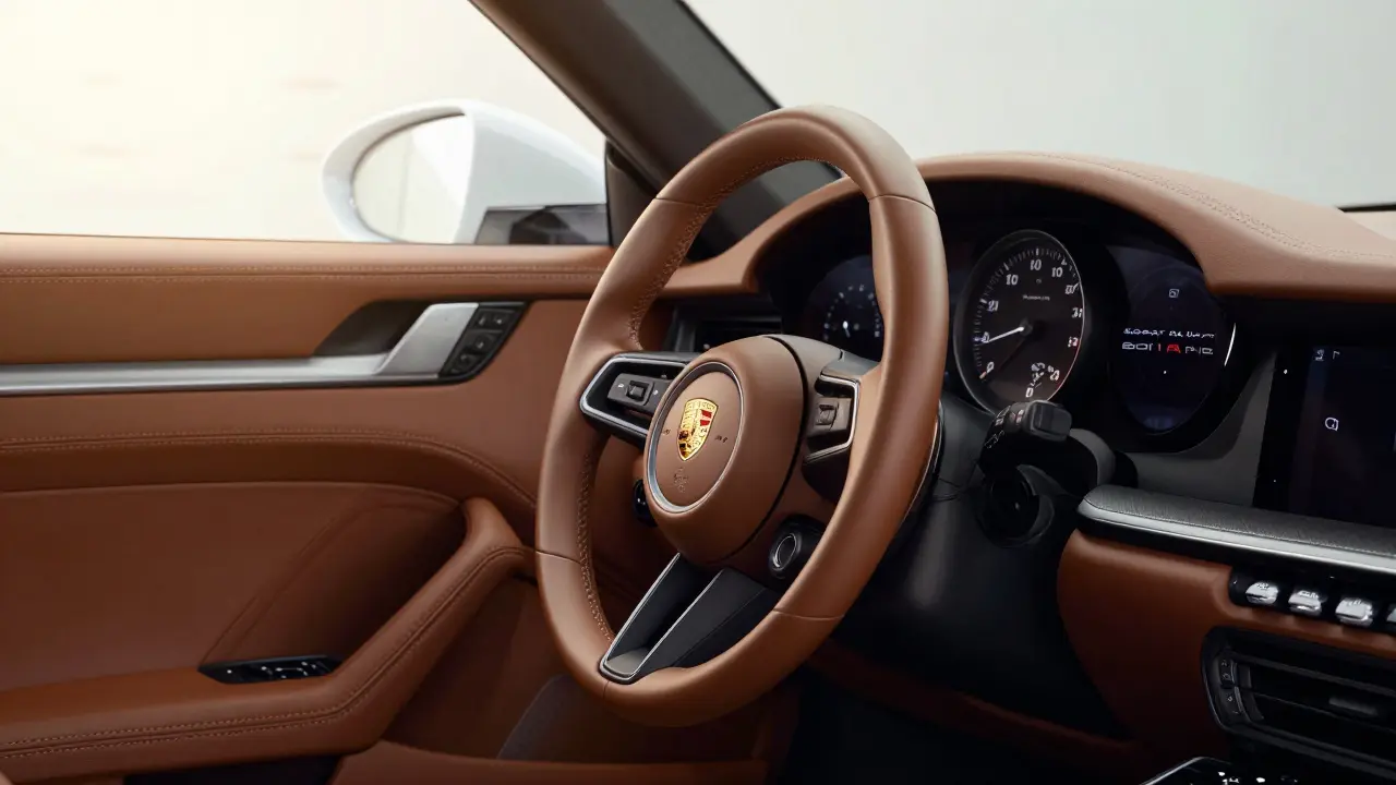 Detalles del interior de cuero y cronómetro Sport Chrono de un Porsche 911