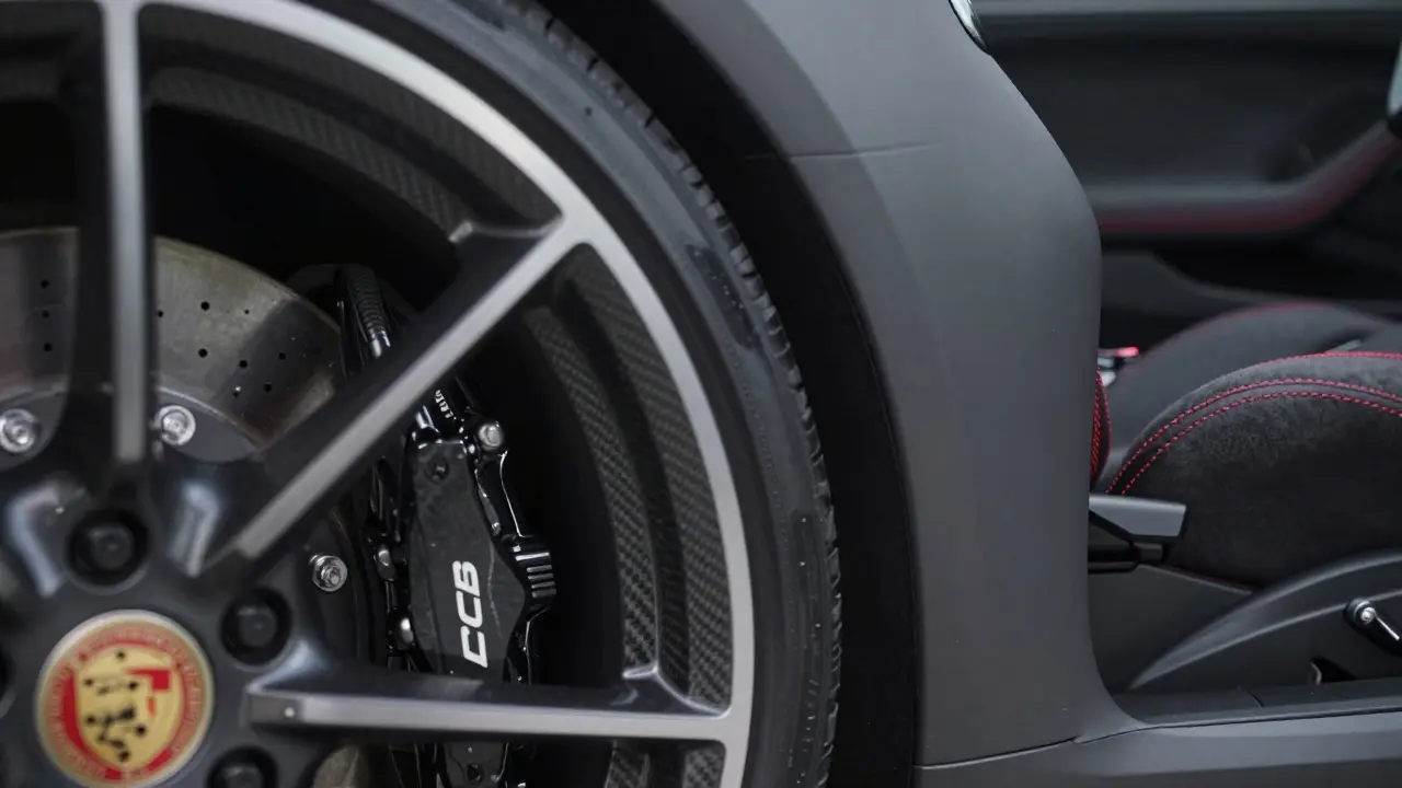 Detalle de frenos cerámicos y asiento deportivo de lujo del Porsche 911